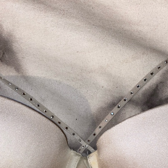 Barley worn La SENZA bra - Picture 2 of 3